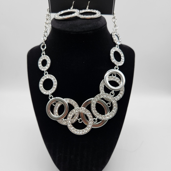 GORGEOUS SILVER TONE CRYSTAL ENCRUSTED NECKLACE WITH MATCHING EARRINGS ( SET) - Picture 4 of 4